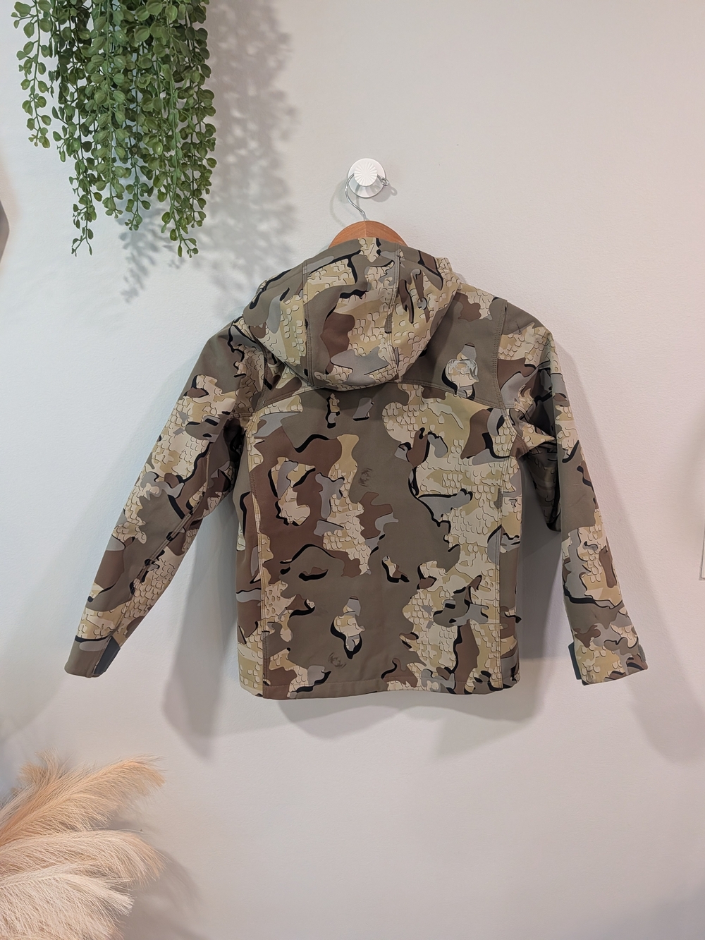Kuiu Kids' Camo Hooded Jacket - Olive/Tan Size Small (7-8) - Picture 6 of 11